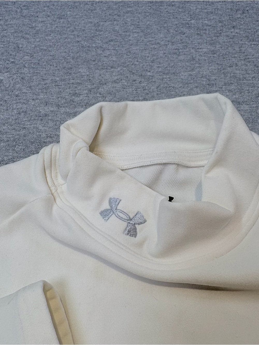 Under Armour Women M White Base Layer Long Sleeve Fitted Mock Neck Sport Shirt